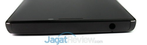 Bagian atas hanya diisi oleh slot audio jack 3.5mm