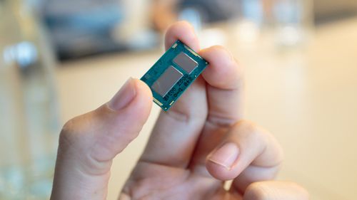 Intel Core M Skylake Akan Hadir Tahun 2015 Ini 25 intel core m broadwell y chip in hand