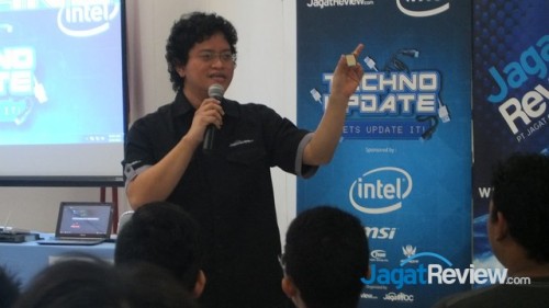 Berkenalan dengan Teknologi Terbaru di Techno Update Univ. Tarumanegara 1 Alva Jonathan menunjukkan rupa dari prosesor Intel Core generasi terbaru
