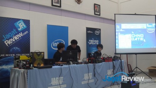 Tim JagatOC mempersiapkan live demo