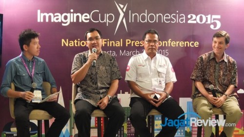 Tim Developer Muda Indonesia Jebolan Imagine Cup 2015 akan Wakili Negara di Taraf Internasional 2 Bpk. Irving Hutagalung, Technical Evangelist Microsoft; Bpk. Mustakim Wahyudi, Assistant Vice President Activation & Communication PT Telkom Indonesia; Andrew Sisson, Mission Director USAID