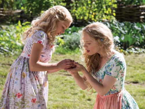 Review Film Cinderella (2015): Klasik, Penuh Nostalgia dengan Visual Memanjakan 2 Ella-with-her-mother-cinderella-2015-38055602-2048-1536