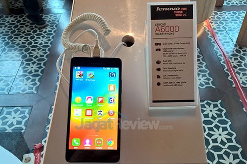 Lenovo Luncurkan Smartphone 4G Murah A6000 2 Lenovo A6000