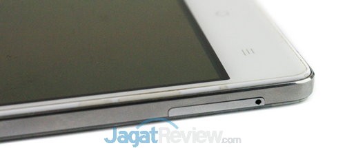 Di sisi kiri bawah ada slot micro SIM-card