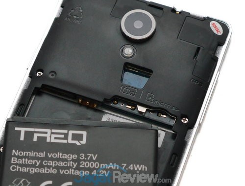 Cover belakang dibuka, nampak slot SIM-card dan microSD