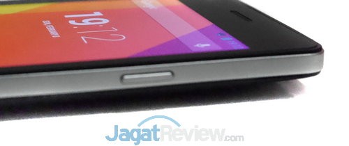 Sisi sebelah kanan terdapat tombol power sekaligus lock/unlock