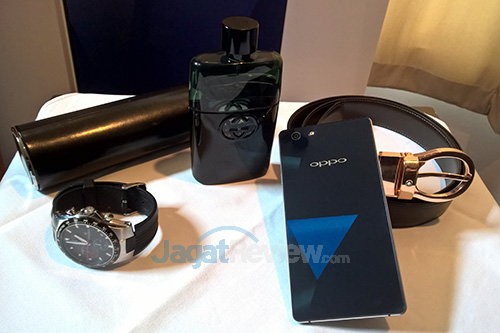OPPO Luncurkan R1X di Indonesia 3 OPPO R1X Launch - R1X Belakang Biru