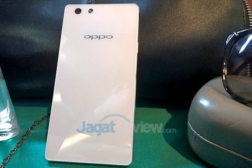 OPPO Luncurkan R1X di Indonesia 4 OPPO R1X Launch - R1X Belakang Putih