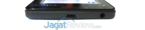 Pada bagian atas, Anda akan menemuka slot microUSB dan port audio jack 3.5mm