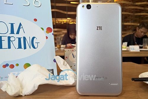 ZTE Blade S6 Belakang