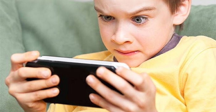 Studi: Lebih dari 30% Anak Usia di Bawah Satu Tahun Sudah Gunakan Gadget 6 kid phone