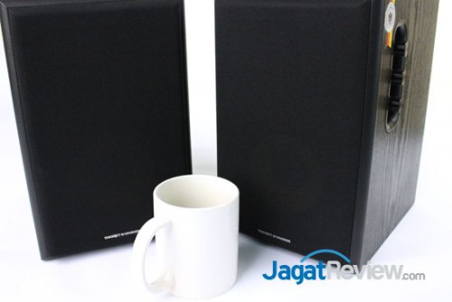 Review Thonet & Vander Kurbis: Speaker Bongsor nan Elegan dan Merdu 2 Ukurannya cukup besar ketika kami bandingkan dengan gelas biasa