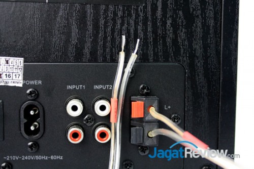 Kabel penghubung antarspeaker ditandai supaya tidak tertukar kutubnya