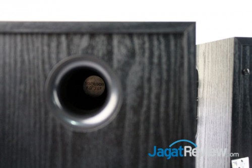 Lubang di belakang speaker memastikan dentuman Bass yang presisi