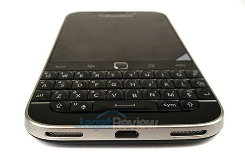 Review Blackberry Classic: Smartphone Blackberry Onyx dengan BB OS 10 13 Blackberry Classic - Bagian Bawah