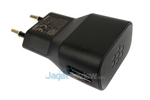 Review Blackberry Classic: Smartphone Blackberry Onyx dengan BB OS 10 6 Blackberry Classic - Charger