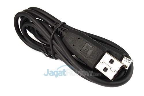 Review Blackberry Classic: Smartphone Blackberry Onyx dengan BB OS 10 5 Blackberry Classic - Kabel USB