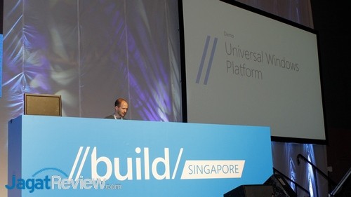 Wakil Microsoft mendemokan Universal Windows Platform