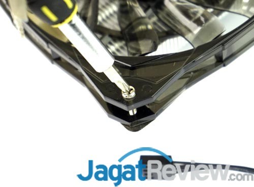 Preview HSF Low-Profile ID-Cooling IS-50 4 Untuk membuka fan, kami akan membuka 4 buah baut yang mengunci fan ke HSF