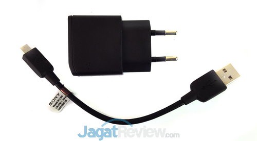 Review Sony Xperia E4 Dual: Smartphone Android Dual-SIM untuk Anak Muda 6 Charger dan kabel USB