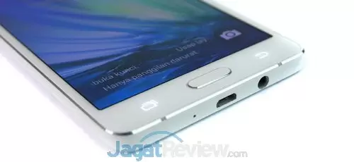 Di bagian bawah ada slot microUSB dan audio jack 3.5mm, Tombol Home sendiri tetap terlihat di bawah layar