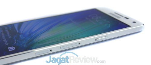 Di kanan, ada tombol power sekaligus lock/unlock, slot nano-SIM, dan slot microSD