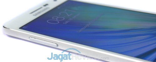 Sisi kiri ada tombol pengaturan volume