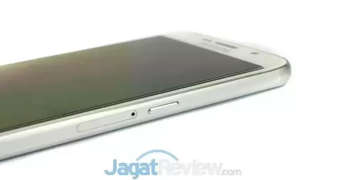 Sementara di kanan, Anda akan menemukan tombol power sekaligus lock/unlock dan slot nano SIM-card