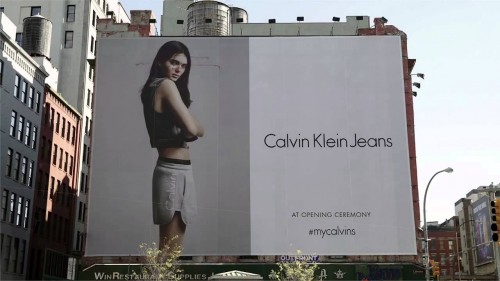 Drone Digunakan Untuk Mencoret Billboard Raksasa di AS 1 drone 3