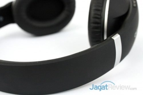 Review Capdase Pulse: Headphone Wireless nan Praktis 1 Bahan headphone didominasi oleh karet hitam