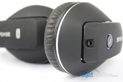 Review Capdase Pulse: Headphone Wireless nan Praktis 8 Konektor jack audio dapat ditemukan di bagian bawah driver