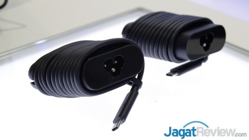 Adapter daya dengan konektor USB Type C