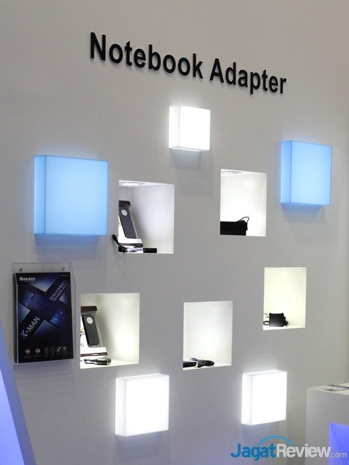 Jajaran adapter daya untuk notebook