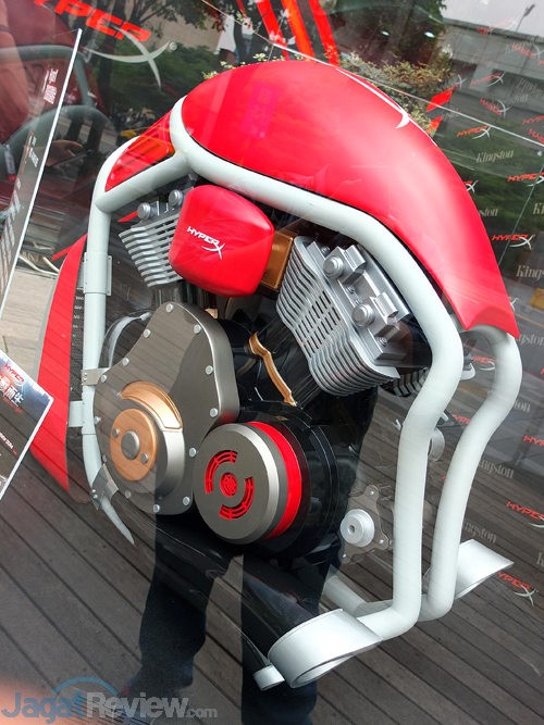 Computex 2015 Kingston B2G BATTLESTATIONS HYPERX ENGINE RIG 02