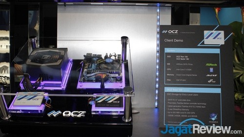 OCZ menampilkan sistem yang menjalankan benchmark real time terhadap Trion 100, hasilnya, Trion 100 bisa mencapai kecepatan cukup tinggi: +/- 500 MB/s untuk baca dan tulis.