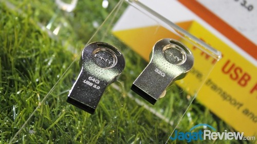 Computex 2015 Booth Raid: PNY 5 Flash Drive Turbo-i dan Attache-i dengan bentuk yang disebut PNY menyerupai sosok manusia. Perbedaan kedua tipe tersebut adalah Turbo-i menggunakan USB 3.0, sementara Attache-i menggunakan USB 2.0
