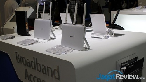 Produk-produk broadband, baik yang menggunakan kabel maupun wireless (mobile).