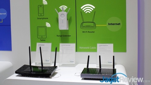 Salah satu fokus TP-Link adalah wireless range extender utk jangkauan WiFi yg lbh luas. Mereka kini punya produk range extender baru, salah satu yg menarik adl RE590T dgn touchscreen utk menampilkan bbrp informasi, termasuk SSID dan passwordnya utk Guest Network