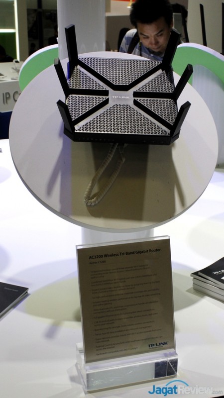 Produk andalan TP-Link kali ini, Archer C3200. Punya triple band (2.4 GHz, 5 GHz, dan 5 GHz), sehingga bandwidth bisa sangat besar, 3200 Mbps. Penampilan garang dgn 6 antena besar
