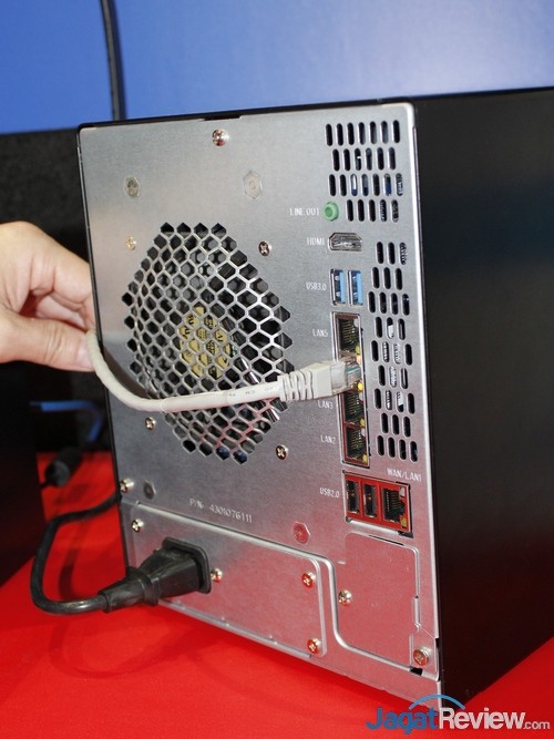 Computex 2015 Booth Raid: Thecus 3 Bagian belakang dari NAS N5810Pro, terlihat ruang yang digunakan untuk menempatkan baterai di bagian kanan bawah.