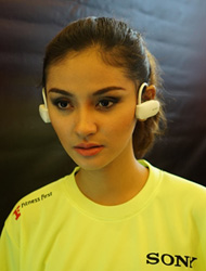Sony Smart B-Trainer, Headphone Pintar Sebagai Asisten Berolah Raga 1 Model sedang mengenakan Smart B Trainer™ by Sony Perangkat olahraga serba bisa yang dapat merancang program berlari Anda secara personal.