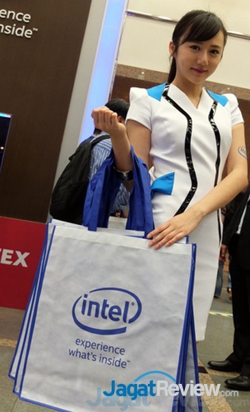 Computex 2015: Booth Babes Day 4 - Part 1 4 boothbabes computex2015 day4-1 004