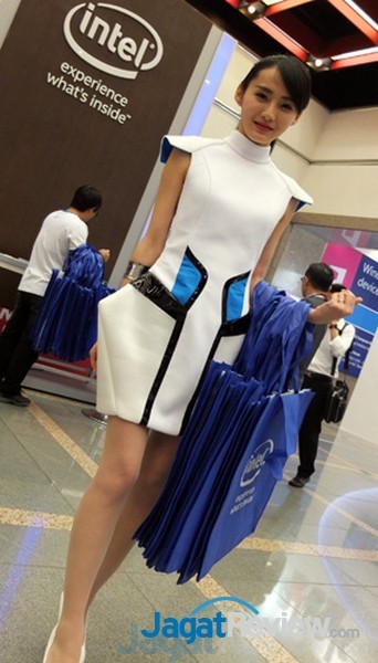 Computex 2015: Booth Babes Day 4 - Part 2 6 boothbabes computex2015 day4-2 006