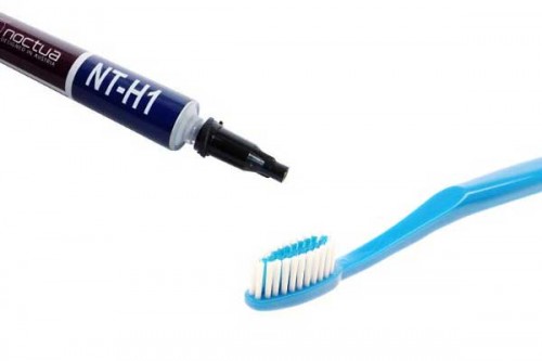 Brushing-Teeth-with-Thermal-Paste