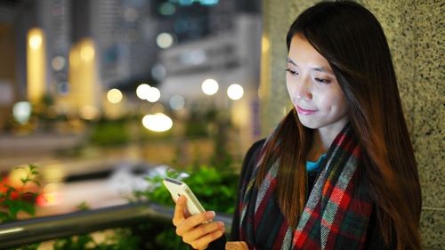 Warga China Tidak Beli Smartphone Baru, Produsen Alami Kesulitan 1 Girl with Smartphone