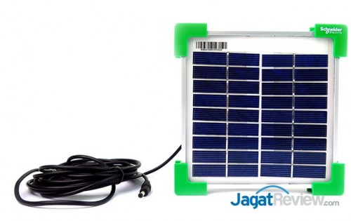 panel solar untuk mengisi ulang daya lampu