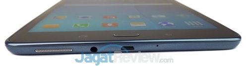 Di b agian bawah ada slot microUSB dan audio jack 3.5mm
