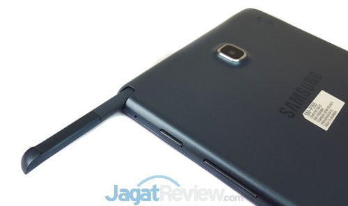 S Pen Stylus tersembunyi di bagian atas tablet