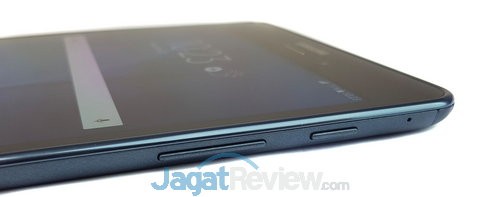 Sisi sebelah kanan terdapat tombol power (lock/unlock) dan tombol pengaturan volume