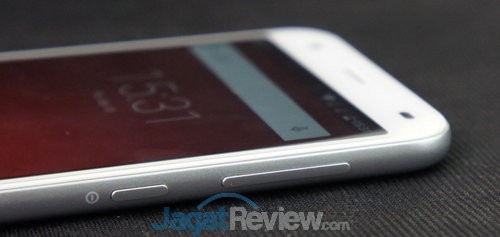 Sisi sebelah kanan diisi tombol power dan pengaturan volume